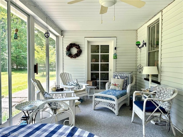 sunroom with ceiling fan