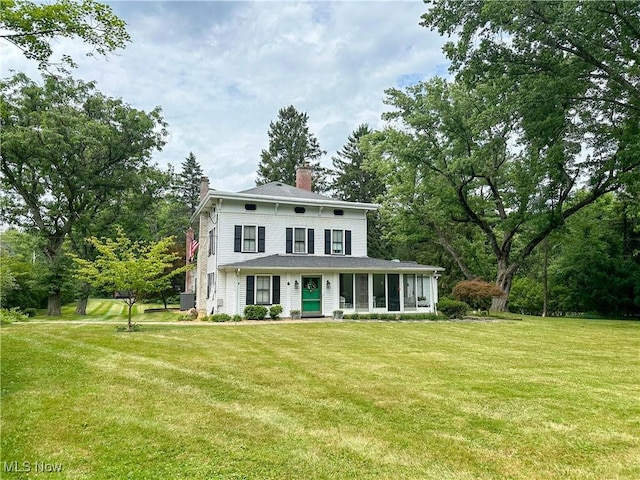 view of front of home with a front lawn