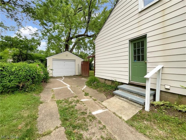 view of yard with an outbuilding and a garage