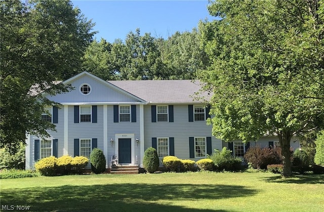 view of front facade with a front lawn