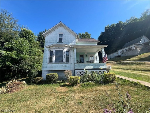 view of front of property featuring a front lawn and covered porch