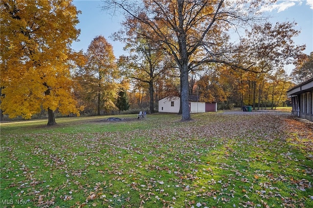 view of yard with an outbuilding and a garage