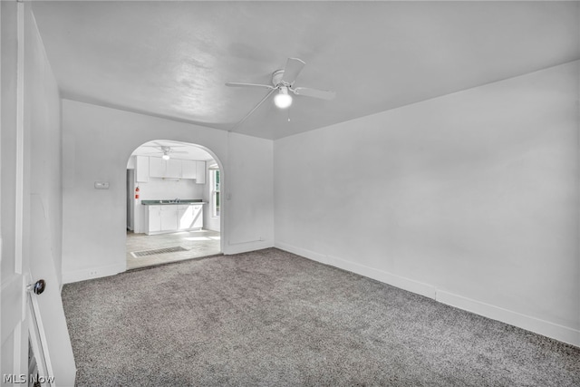 carpeted empty room featuring ceiling fan