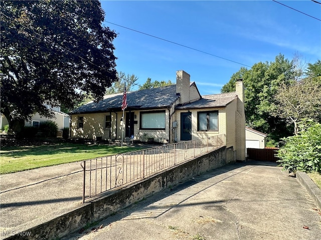 view of front of house with a front lawn