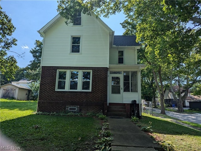 view of front of house with a front lawn