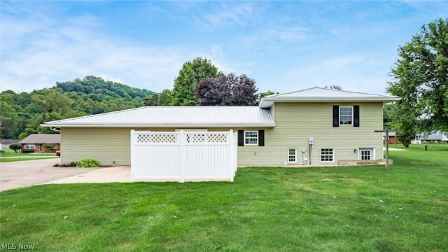 view of front of home featuring a front lawn