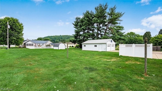 view of yard with a storage unit