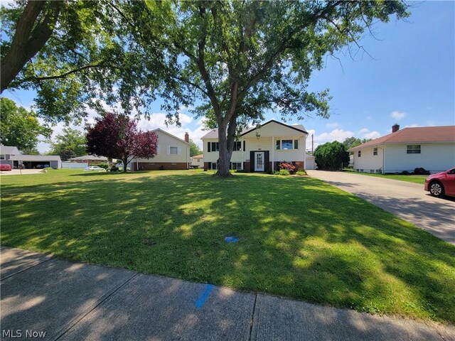 view of front of house with a front yard