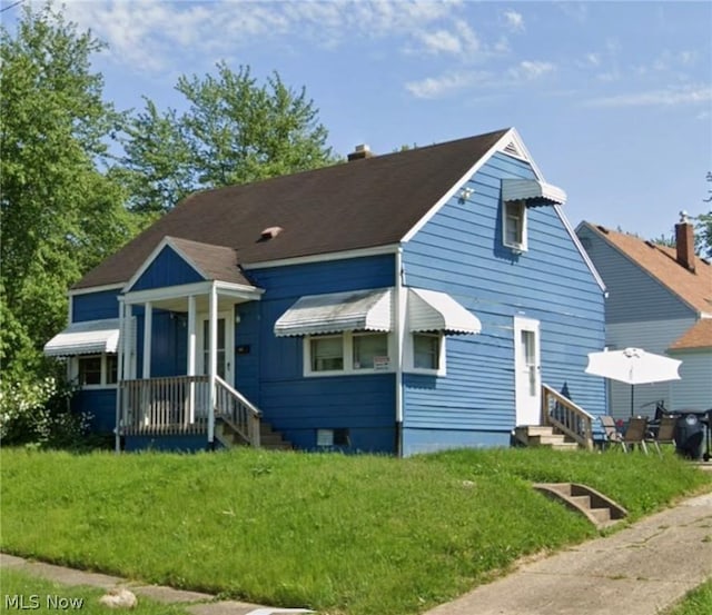 bungalow featuring a front lawn