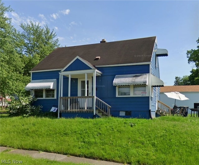 view of front facade with a front lawn and covered porch