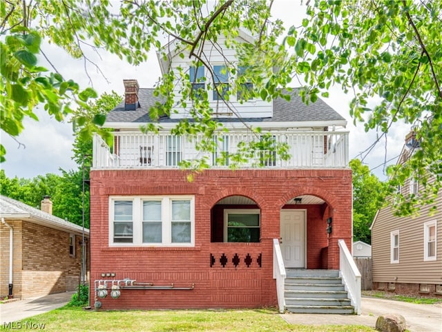 view of front of house with a balcony