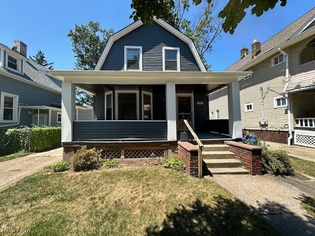 bungalow featuring a front lawn