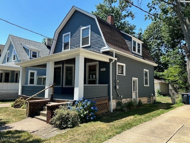 view of front of property featuring a front lawn