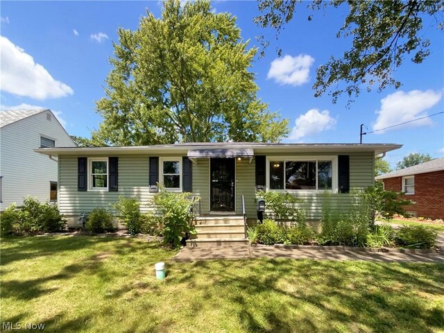 single story home featuring a front lawn