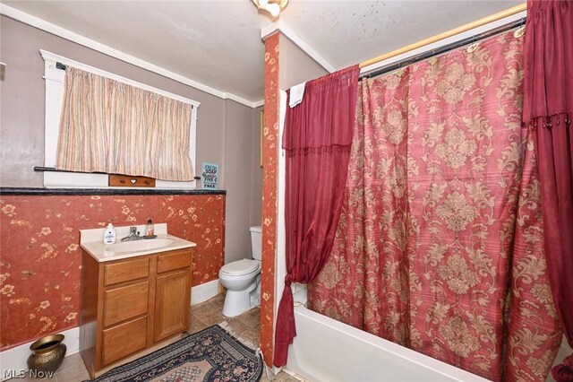 full bathroom featuring shower / bath combo with shower curtain, toilet, and vanity