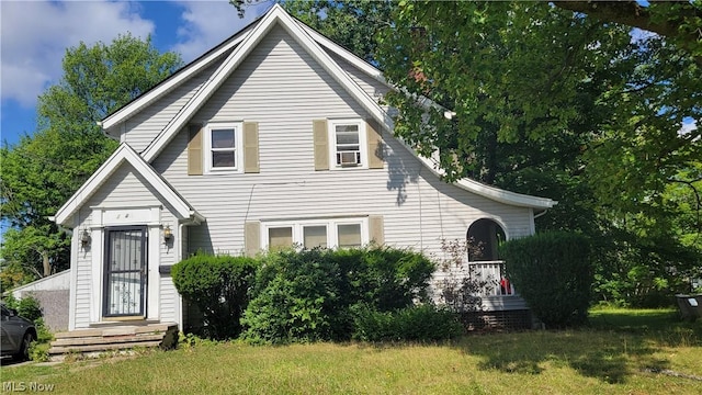 view of front of house featuring a front lawn