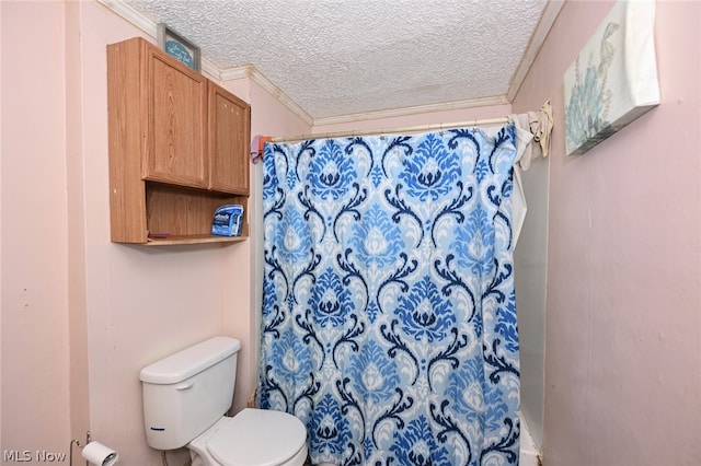 bathroom featuring a textured ceiling, toilet, ornamental molding, and a shower with curtain