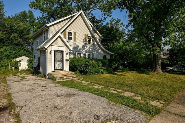 view of front facade featuring a front lawn