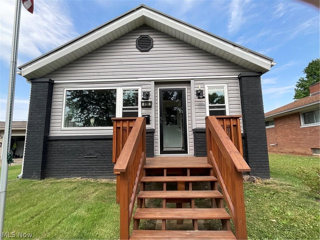 view of front of home with a front yard