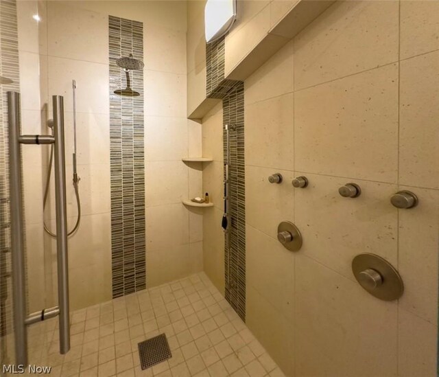 701 W Lakeside Ave Unit Ph6, Cleveland, OH 44113 - bathroom featuring tiled shower