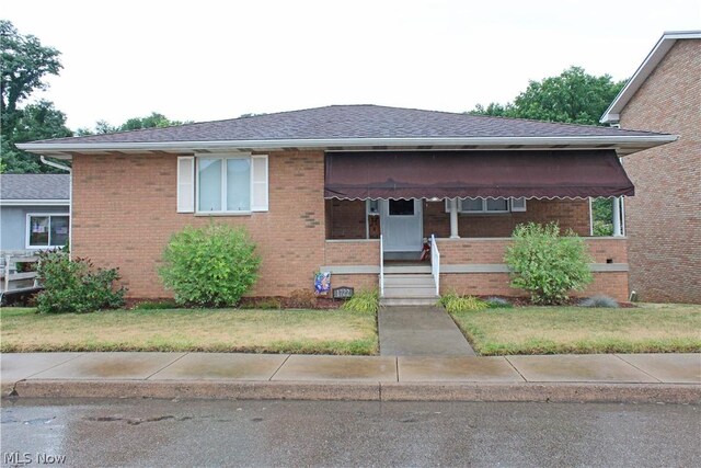 view of front of property featuring a front yard