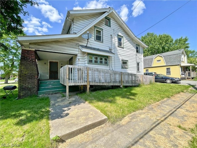 view of front of property featuring a front yard