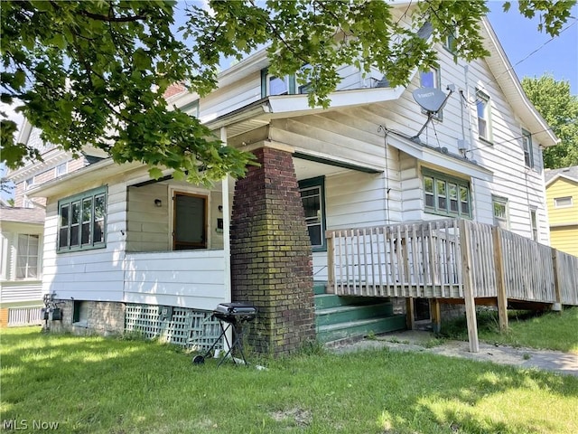 view of front facade featuring a front lawn