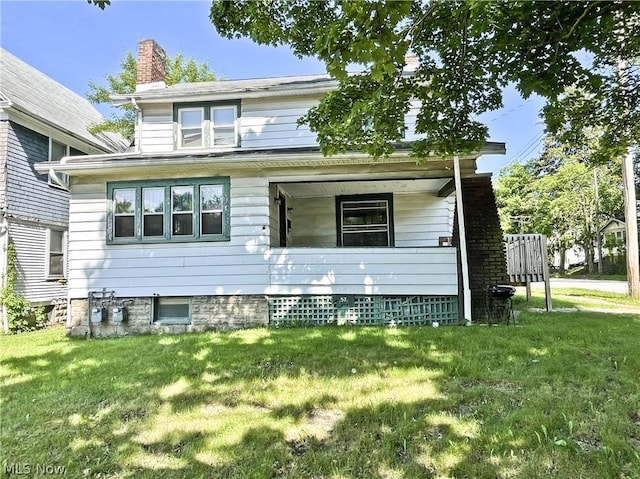 view of side of property featuring a lawn