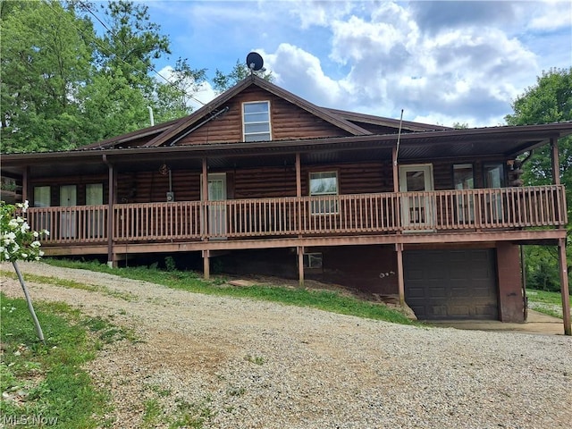 view of front of property with an attached garage and dirt driveway