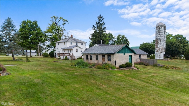 back of house featuring a lawn