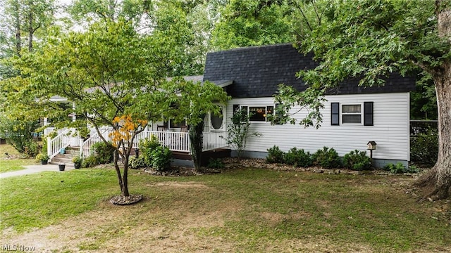 view of front facade featuring a front lawn