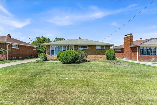 view of front facade featuring a front yard