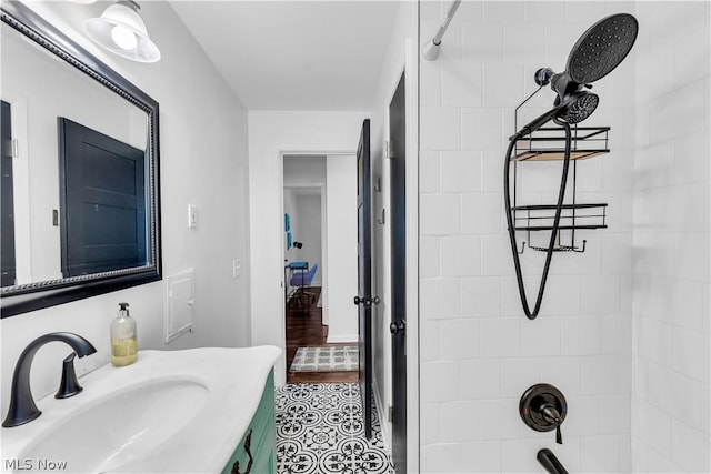 bathroom with tiled shower / bath and vanity