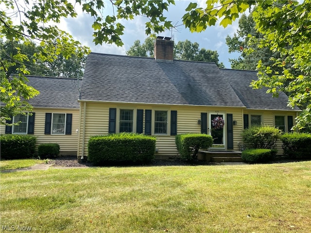 view of front facade featuring a front yard