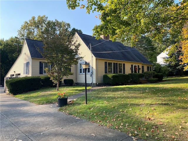 view of front of home featuring a front yard