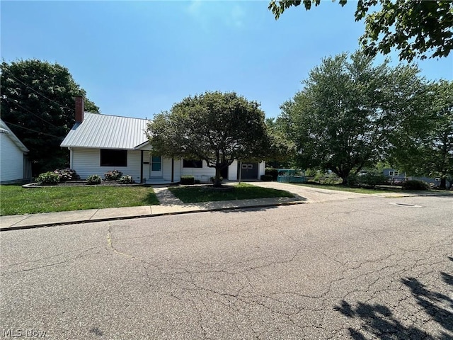 view of front facade featuring a front yard