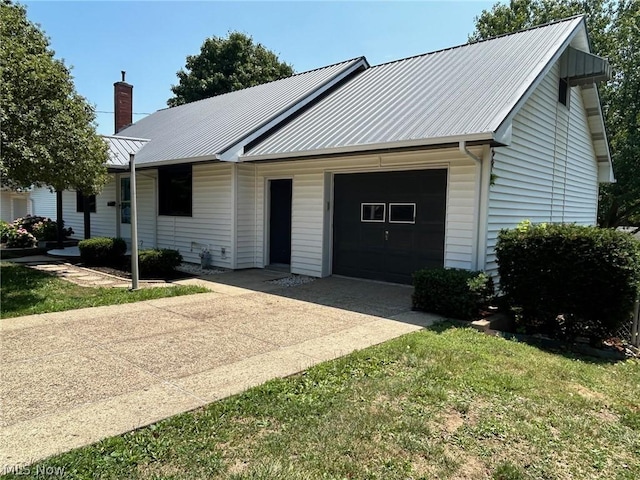 view of front of house with a front lawn