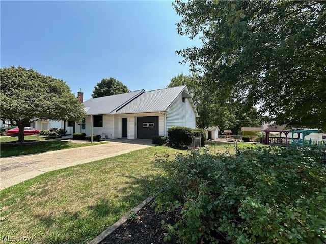 view of front of house featuring a front lawn