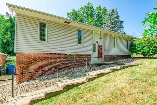 split foyer home featuring a front yard