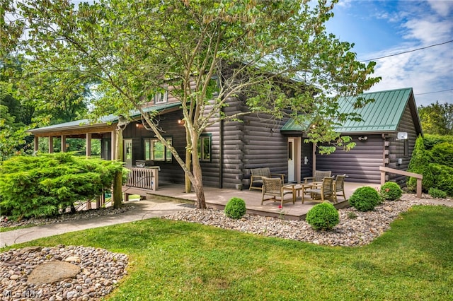 view of front of property with a front lawn