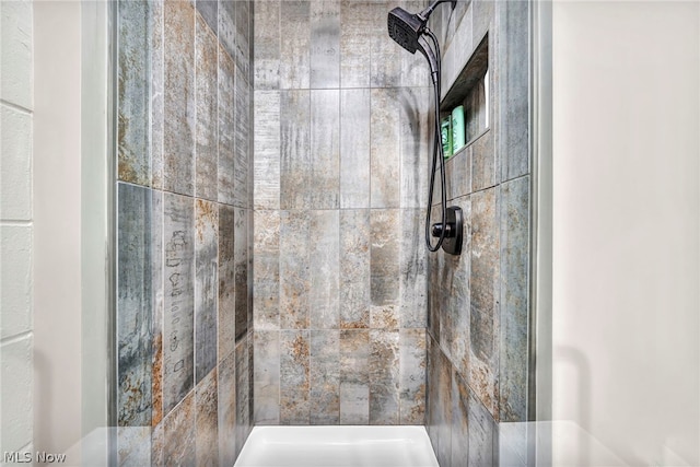 bathroom featuring tiled shower