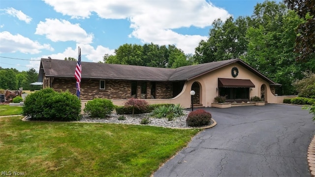 single story home with a front lawn