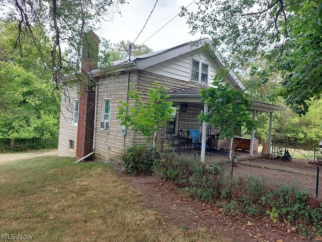 view of front facade with a front yard