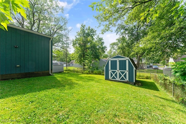 view of yard featuring a storage unit