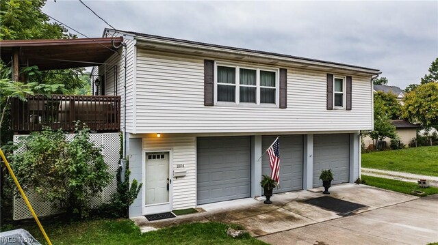 view of front facade featuring a garage