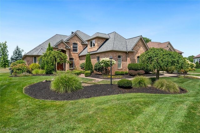 view of front of home featuring a front lawn