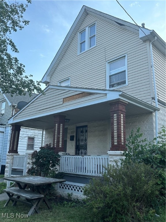 view of front of house featuring covered porch