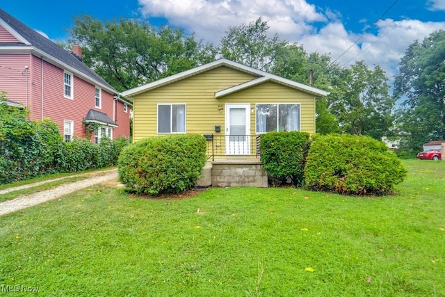 view of front of home with a front lawn