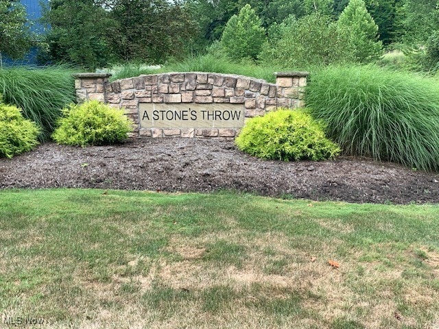 community / neighborhood sign featuring a lawn