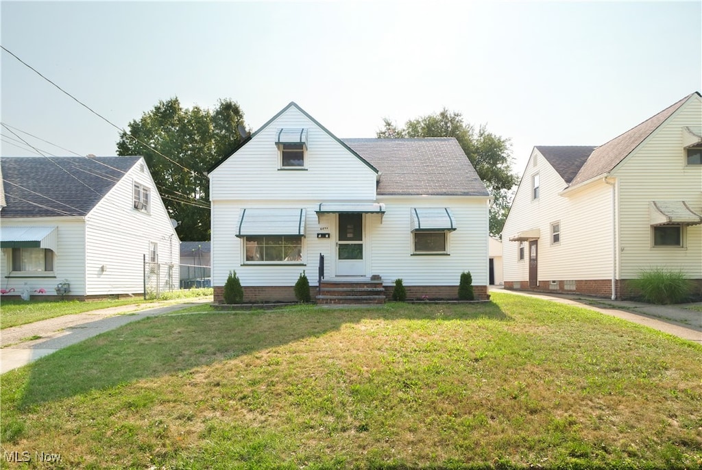 view of front facade with a front yard